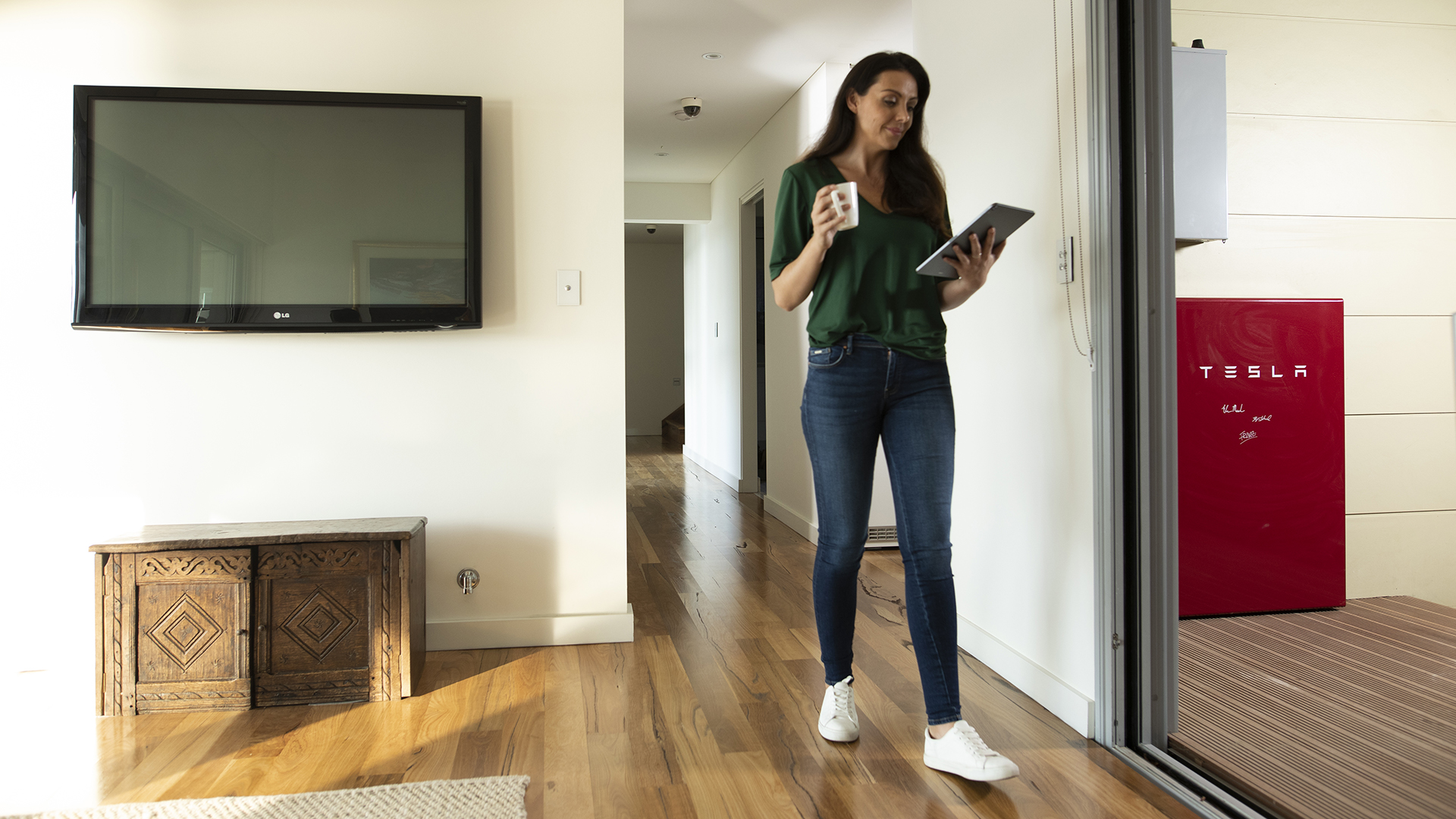 home battery coffee ipad woman