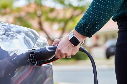 hand-ev-charger