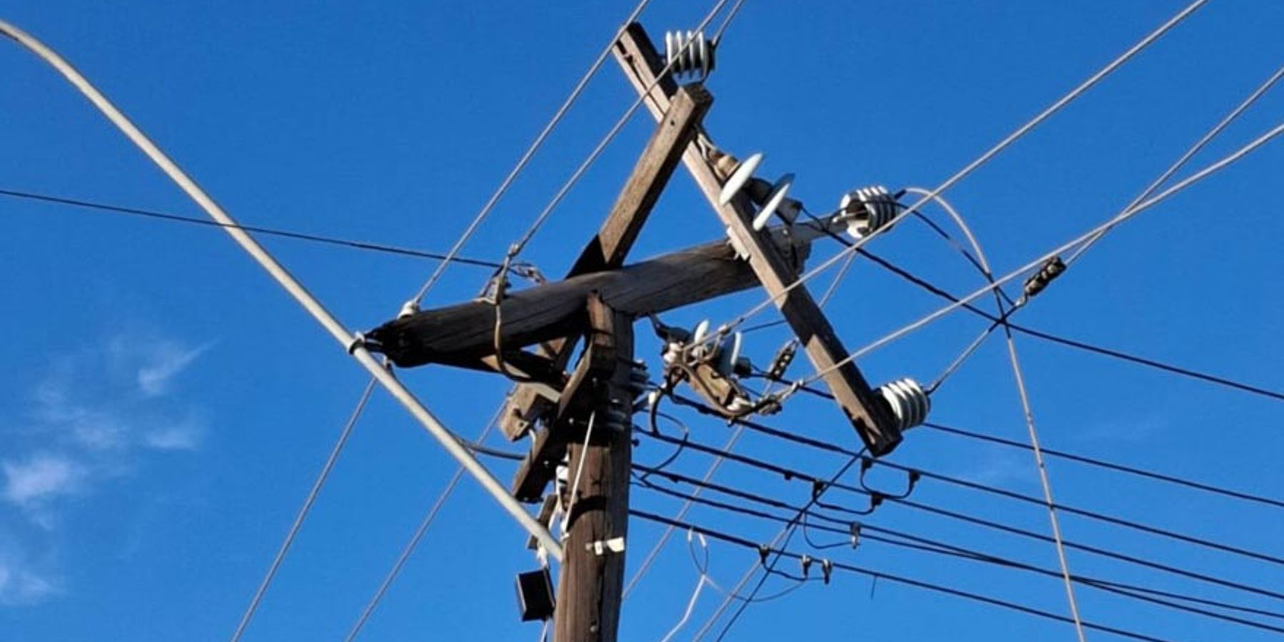 Broken electricity pole as a result of a pole top fire